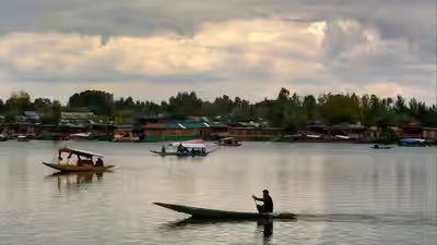 weather dal lake amid overcast weather in srinagar.jpg